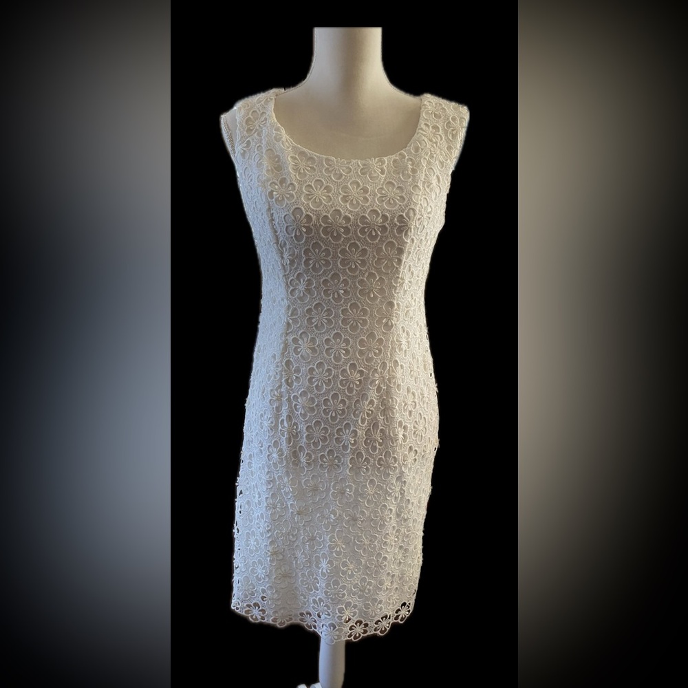 NWTBlack Saks Fifth Avenue White Floral Lace Sheath Dress Size 4 Classic Elegant